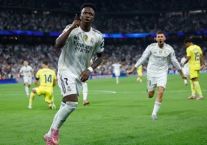 Vinícius celebra su primer gol al Villarreal. AFP