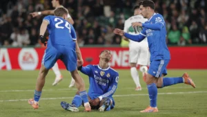 El centrocampista del Real Madrid Jude Bellingham se lamenta durante el partido de la jornada 13 de LaLiga entre el Elche CF y el Real Madrid, este domingo en el estadio Martínez Valero.Manuel Bruque