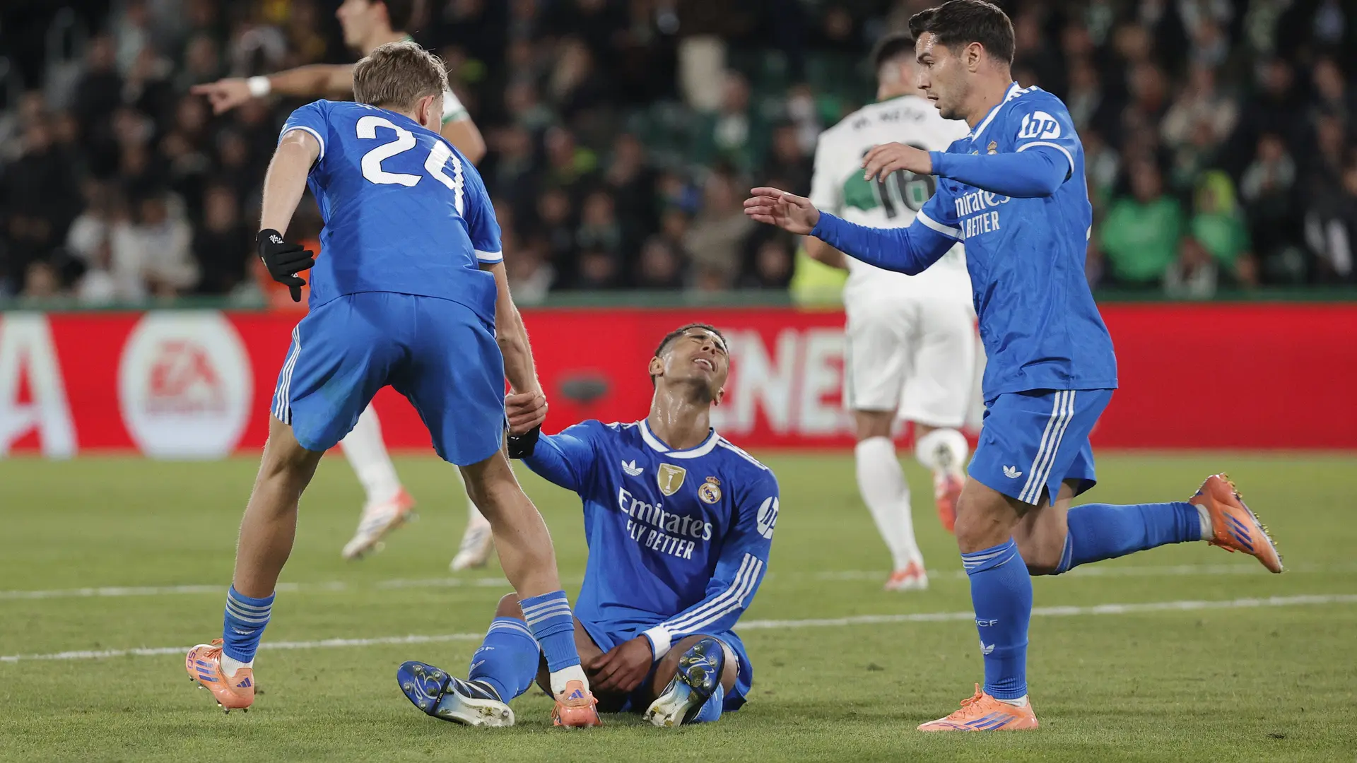 El centrocampista del Real Madrid Jude Bellingham se lamenta durante el partido de la jornada 13 de LaLiga entre el Elche CF y el Real Madrid, este domingo en el estadio Martínez Valero.Manuel Bruque